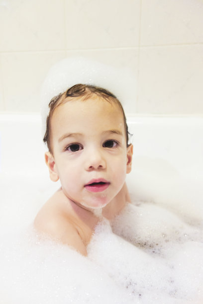 一个婴儿在浴缸里很开心图片下载
