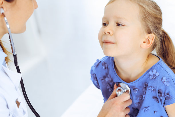 医生正在用听诊器检查一个小女孩。开心微笑的孩子病人在平时的医疗检查。医学和保健概念图片下载