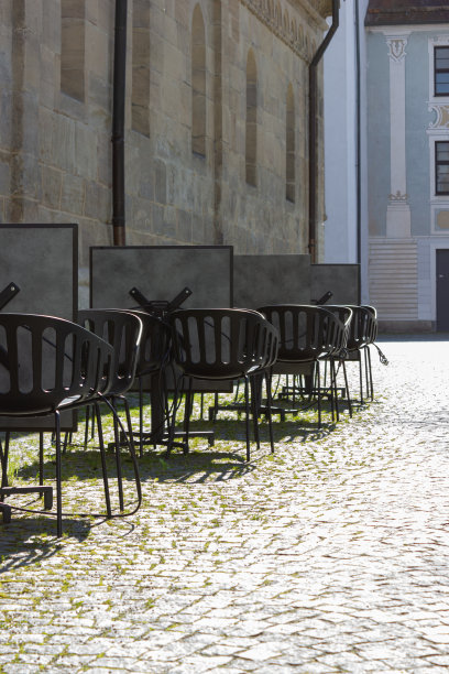 新冠肺炎疫情的咖啡馆和餐厅将空桌椅锁起来图片下载