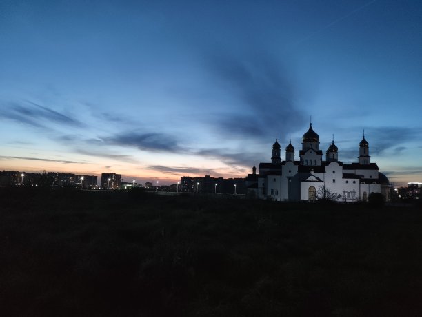 傍晚天空衬托下的美丽教堂。图片下载