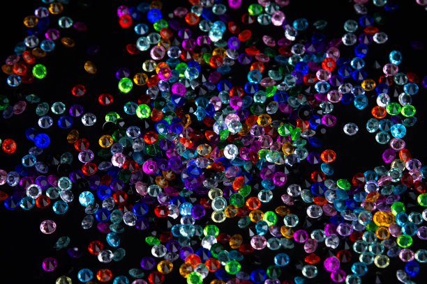 黑色背景上的宝石。黑色背景上的彩色宝石。图片下载