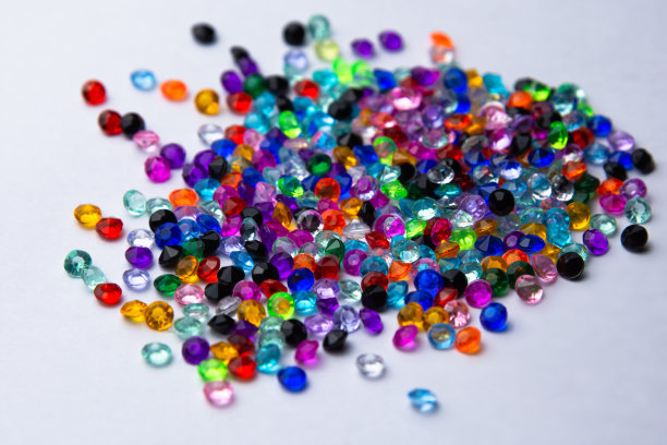 白色背景上的宝石或宝石。黑色背景上的彩色宝石。图片下载