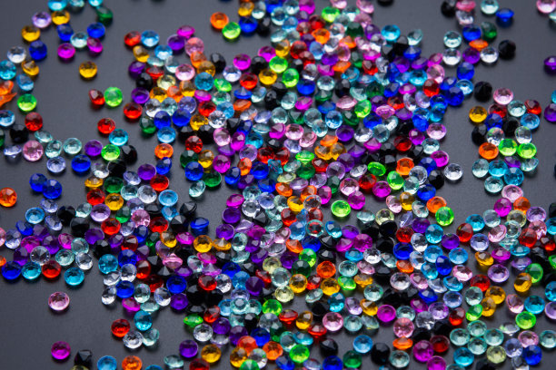 黑色背景上的宝石。黑色背景上的彩色宝石。图片下载