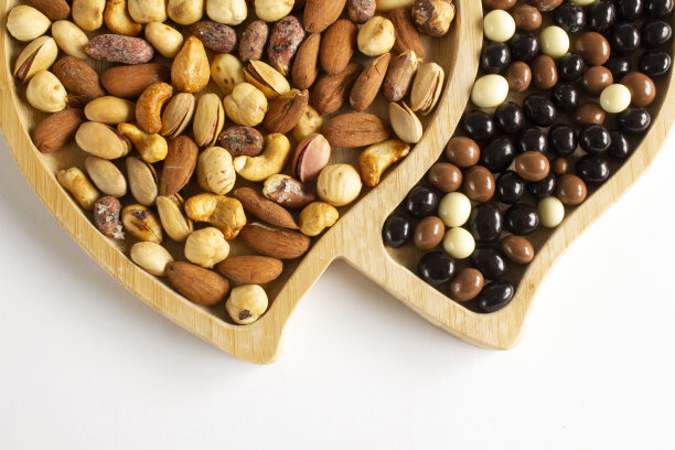 混合坚果和巧克力球图片下载