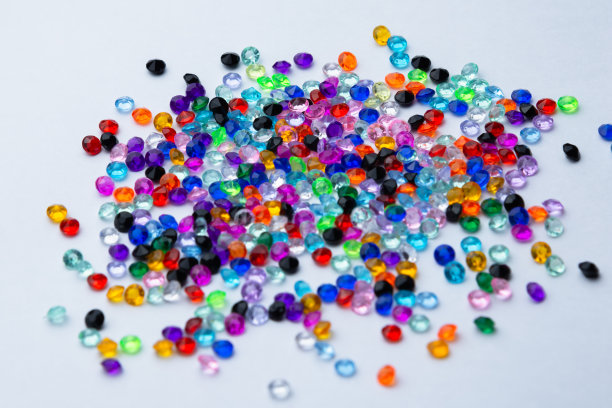 白色背景上的宝石或宝石。黑色背景上的彩色宝石。图片下载