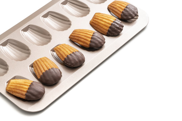 玛德琳自制和融化的巧克力在一个模子孤立在白色图片下载