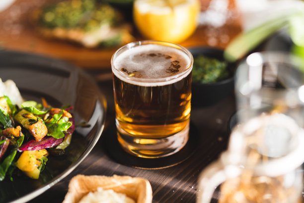 晚餐喝杯啤酒图片下载