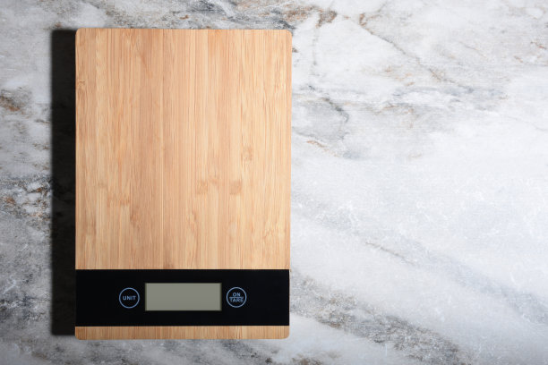 厨房台面大理石背景上的数字厨房秤图片下载