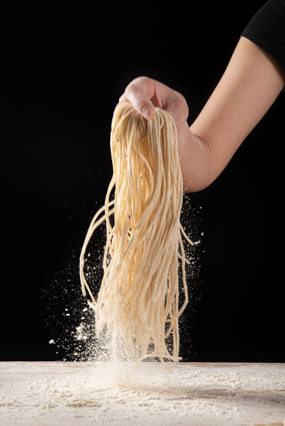 手握面条工作室拍摄的黑色背景图片下载