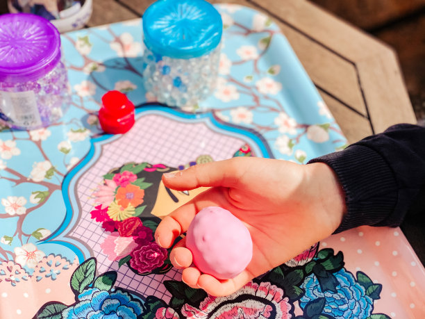 女孩的手捏着一个自制的压力球图片下载