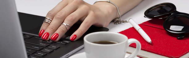 女性办公桌上有笔记本电脑，笔记本，钢笔，咖啡和太阳镜。图片下载