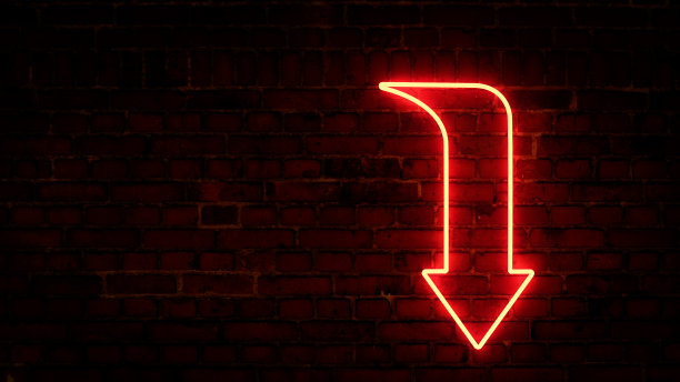 在砖墙背景上发光的霓虹箭头的3D渲染图片下载