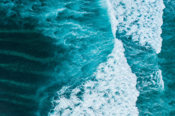 巨浪撞击珊瑚礁。从以上观点。图片下载