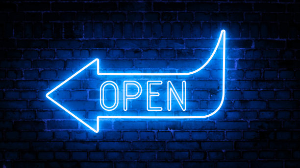 发光的霓虹灯箭头的3D渲染与碑文开放的砖墙背景图片下载