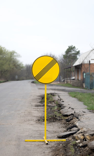 修路时路上有路标图片下载
