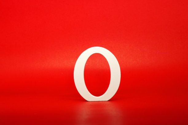 O白色字母字木制孤立红色背景与复制空间-广告对象符号商业竞争概念图片下载