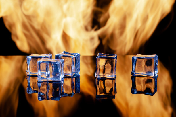 五块冰块，以火为背景图片下载