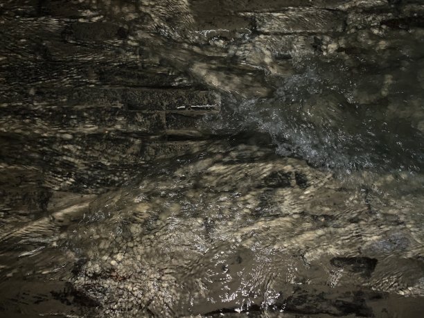 地下的流水。地下系统中的水图片下载