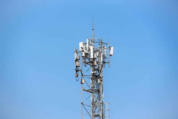 支持物联网的4G和5G蜂窝通信塔。具有清晰天空背景的无线电模块和天线的无线连接系统设备。图片下载