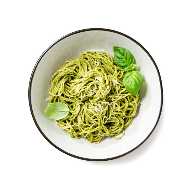 意大利面配香蒜沙司和新鲜罗勒叶图片下载