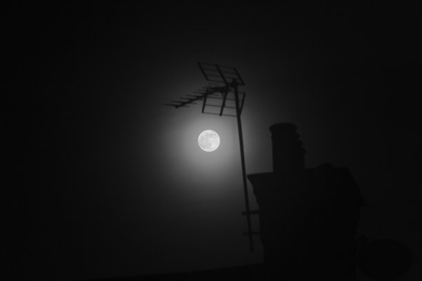 粉红色的月亮和烟囱的剪影图片下载