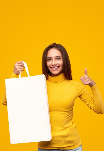 年轻女子赞成良好的购物图片下载
