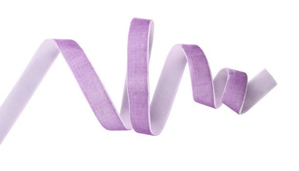 扭曲的淡紫色天鹅绒丝带孤立在白色上图片下载