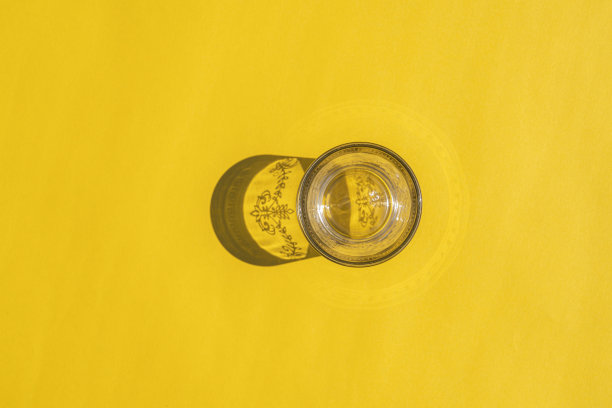 在有色背景上有强烈阴影的玻璃图片下载