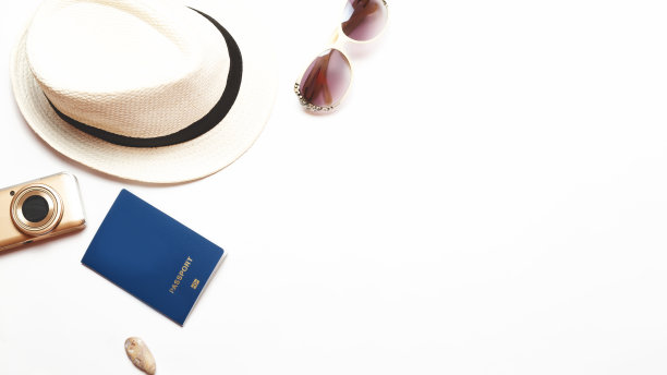 暑假和旅游概念。海滩饰品，帽子，太阳镜，照相机，护照白色背景。夏天是即将到来的时尚概念。本空间图片下载