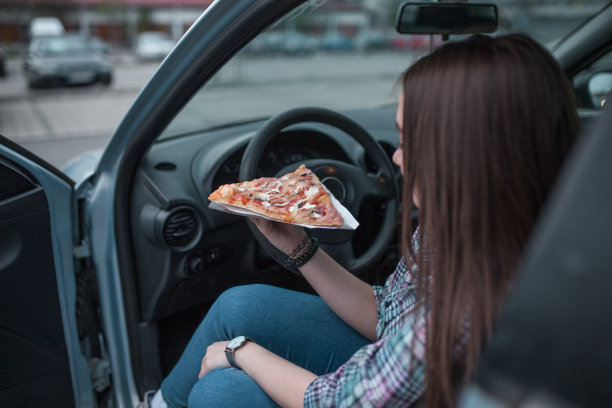午休时间在停车场吃披萨图片下载