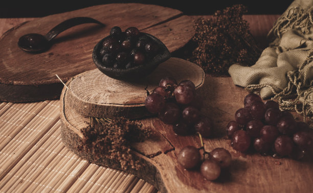 红葡萄的静物，俯视图图片下载