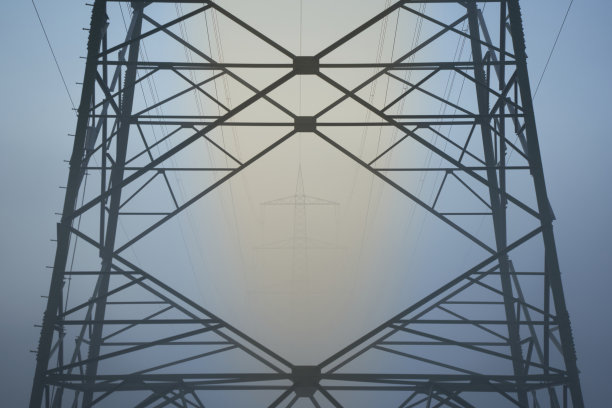 细节来自电塔(Strommasten)也架空线路塔在雾霾的冬天早晨。前视图。图片下载