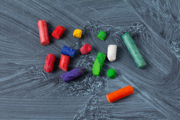 彩色蜡笔在黑板上图片下载