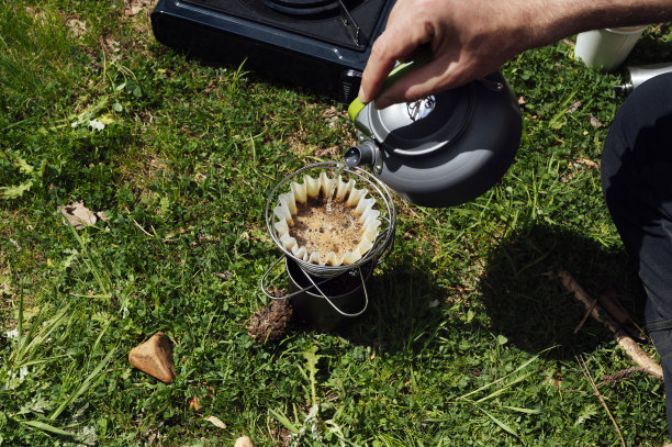 旅行者在田里煮咖啡图片下载