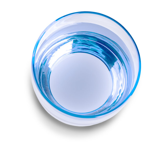 白色背景上孤立的一杯水图片下载