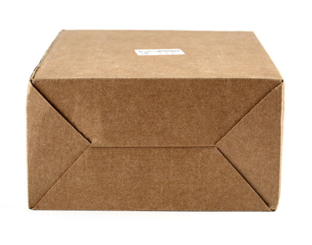一个纸板箱在白色背景上的特写图片下载