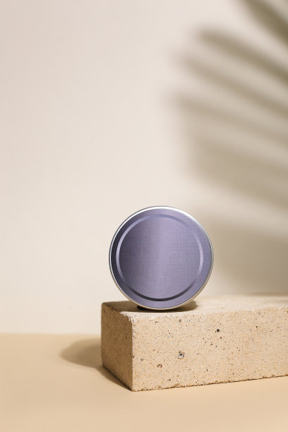 白色奶油在圆形铝金属锡中性背景。天然的化妆品。面部和身体皮肤护理，化妆品图片下载