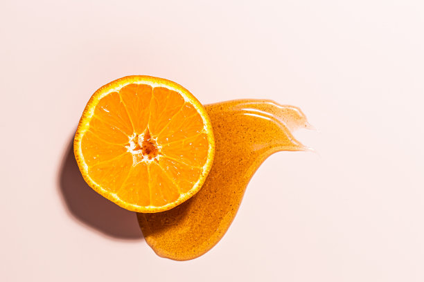 擦洗样本。桔皮纹理。身体和脸部化妆刷。宏护肤品。面部护理。护肤spa美容理念。俯视图，从上面。图片下载