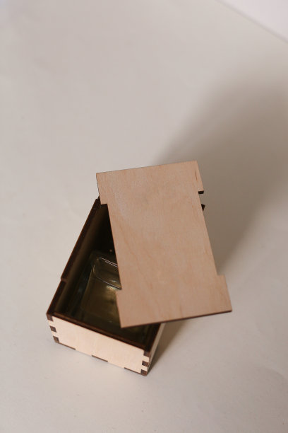 木盒，注射器，针头和小瓶，Covid-19疫苗。辉瑞制药公司和生物科技研发了一种新型冠状病毒疫苗图片下载