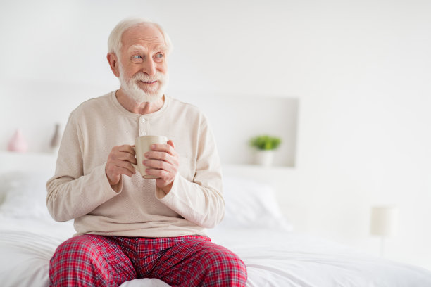 老人的照片，老人，快乐的，积极的微笑，坐在床上，在家，享受早晨，咖啡，梦想，梦幻，看起来，空的空间图片下载
