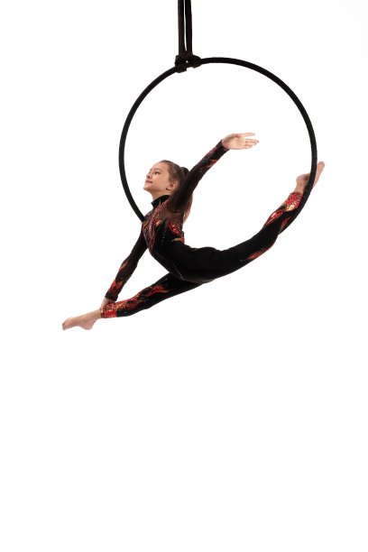 空中杂技演员在呼啦圈上表演特技图片下载