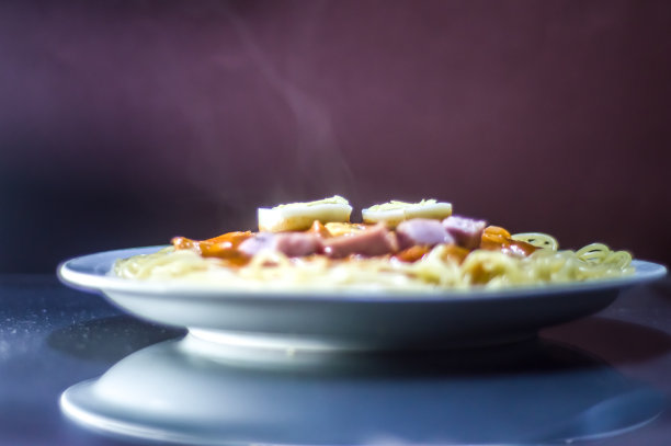 熏过的棕色意面图片下载