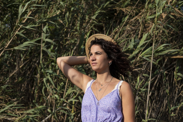 画像是一个深色头发的女孩，穿着紫色的衣服图片下载