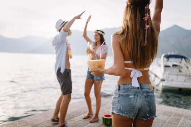 一群朋友在海滩上享受暑假图片下载