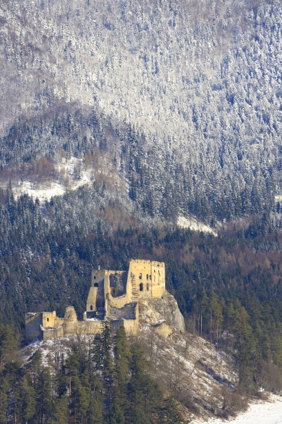 斯洛伐克乔克山脉Ruzomberok附近的利卡瓦废墟图片下载
