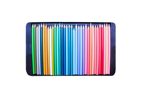 一套木材彩色铅笔顶视图在黑色塑料托盘孤立在白色背景，剪切路径图片下载