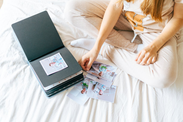 妈妈在看一本家庭相册图片下载