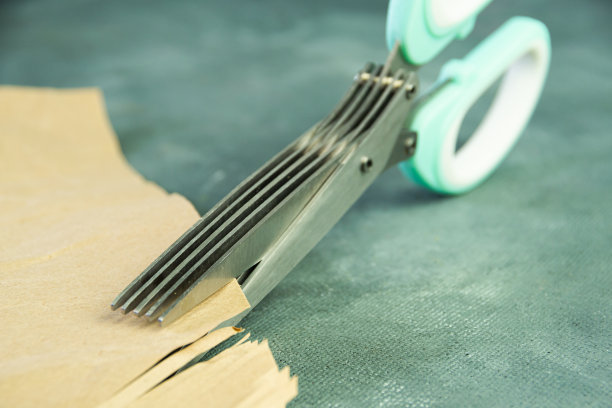 钢剪刀剪羊皮纸。厨房工具图片下载