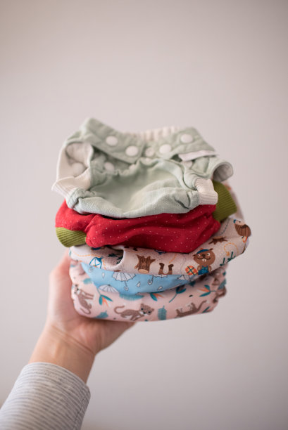 左手拿着彩色布尿布的女人图片下载