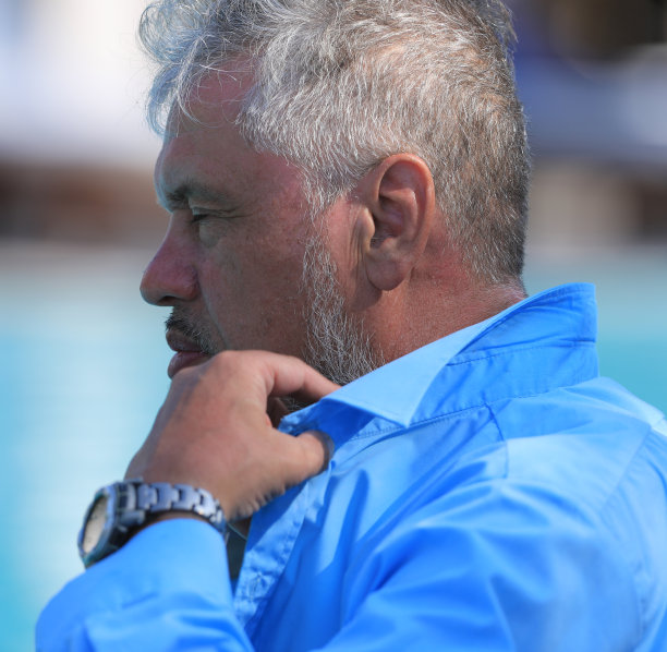 一个在热带度假胜地晒得黝黑的老男人的肖像图片下载